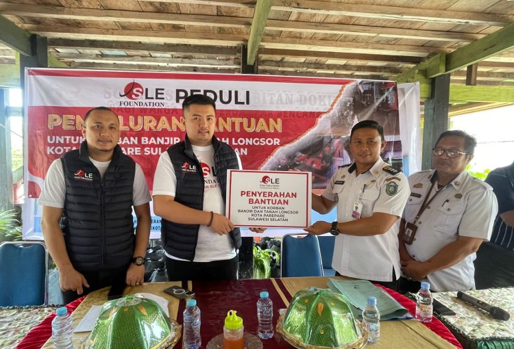 Tim SLE Foundatioan Bersama Camat Ujung Serahkan Bantuan 1000 Paket Sembako Di Kota Parepare