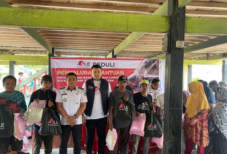 Tim SLE Foundatioan Bersama Camat Ujung Serahkan Bantuan 1000 Paket Sembako Di Kota Parepare