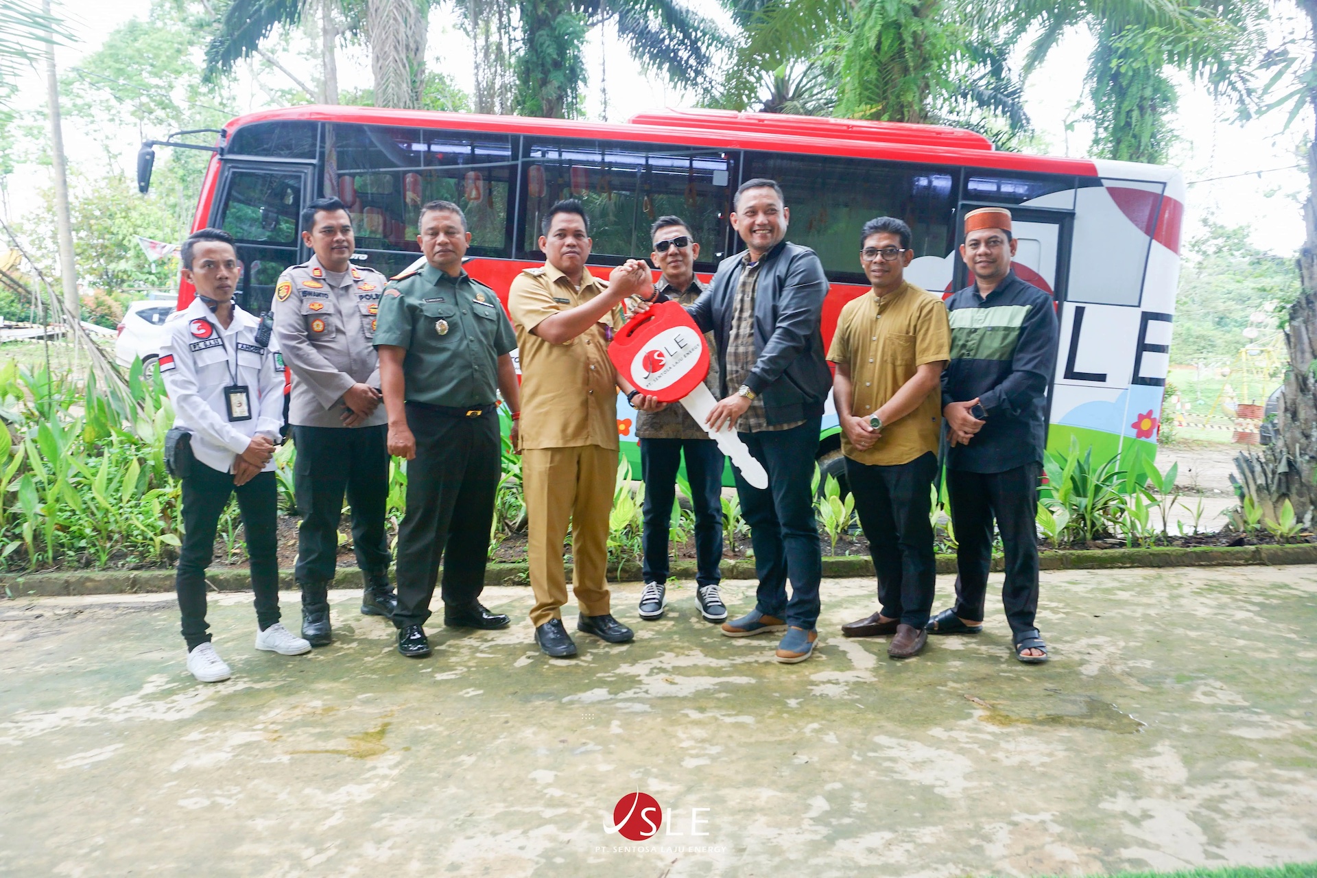 PT Sentosa Laju Energy Beri Bantuan Bus Sekolah di Kalimantan