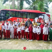 Peduli Pendidikan SLE Foundation Serahkan Bantuan Bus Sekolah