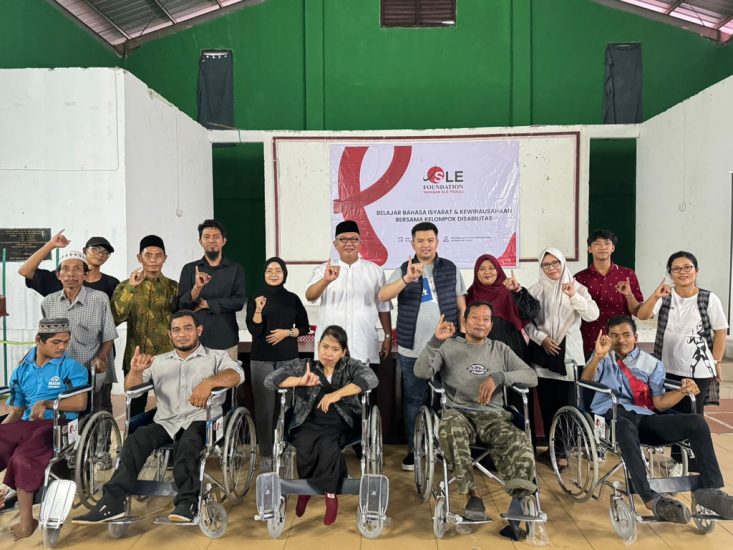 SLE Foundation Salurkan Bantuan untuk Disabilitas